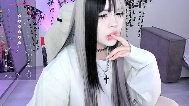 Snapshot of SelenaCute chatting on November 2025 04:44:02 AM SelenaCute online show from November 2025 04:44:02 AM