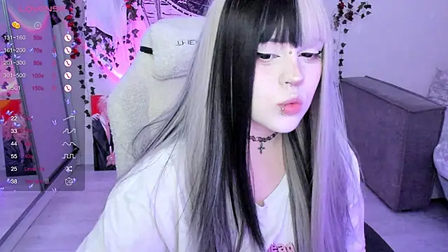 Snapshot of SelenaCute chatting on November 2025 12:05:02 PM SelenaCute online show from November 2025 12:05:02 PM