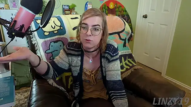 Snapshot of Linzy_19 chatting on February 2025 08:31:01 PM Linzy 19 online show from February 2025 08:31:01 PM