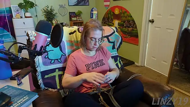 Snapshot of Linzy_19 chatting on March 2025 03:31:02 PM Linzy 19 online show from March 2025 03:31:02 PM