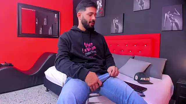 Thiagogomez online show from October 2025 12:31:01 PM