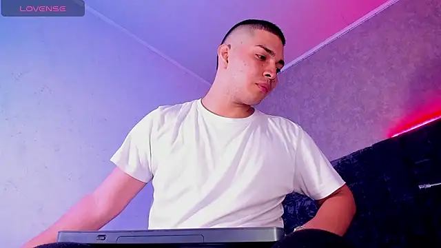 Snapshot of JUANDIAMONDS98 chatting on February 2025 01:05:02 PM JUANDIAMONDS98 online show from February 2025 01:05:02 PM