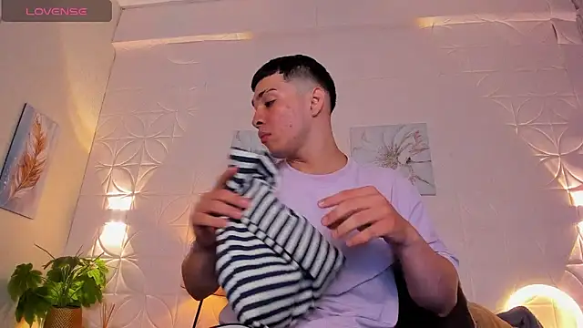 Snapshot of JUANDIAMONDS98 chatting on November 2025 01:43:01 PM JUANDIAMONDS98 online show from November 2025 01:43:01 PM