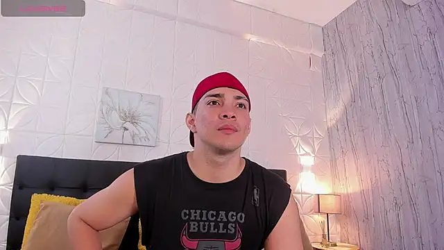 Snapshot of JUANDIAMONDS98 chatting on November 2025 01:32:02 PM JUANDIAMONDS98 online show from November 2025 01:32:02 PM