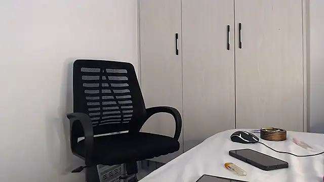 CurvyGlass online show from October 2025 02:47:02 PM