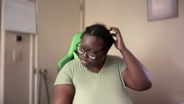 Snapshot of Yagurl__west chatting on January 2025 01:50:01 AM Yagurl west online show from January 2025 01:50:01 AM