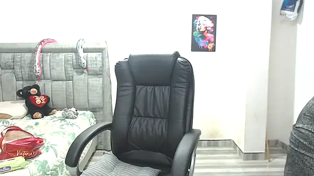 LAURA CRAIZY online show from January 2026 02:58:02 AM