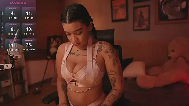 HannahW  online show from November 2025 11:26:01 PM