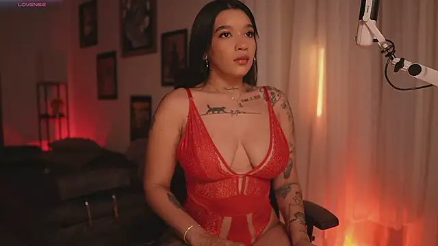 HannahW  online show from April 2026 09:56:02 PM