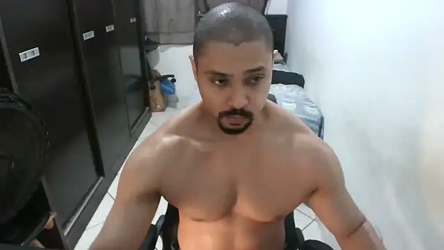 Snapshot of Brian_Aries chatting on June 2026 03:33:01 AM Brian Aries online show from June 2026 03:33:01 AM