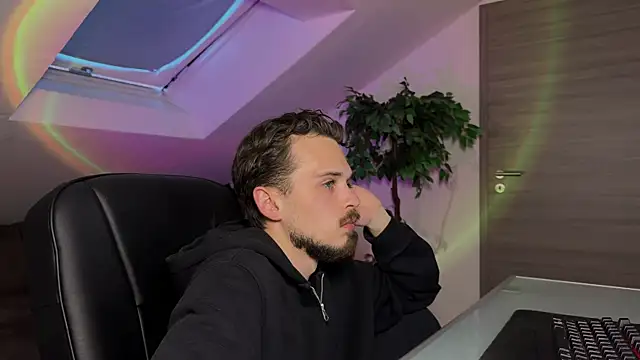 naked psy online show from April 2026 06:01:02 PM