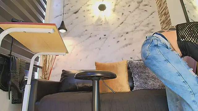 Sophie LittleS online show from April 2026 12:21:01 PM