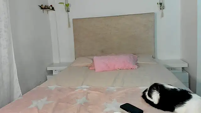 katt pelaez online show from April 2026 12:16:02 AM