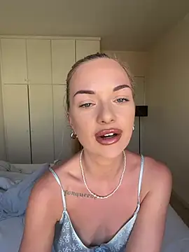 Snapshot of ElenaRebelle chatting on July 2026 07:11:01 AM ElenaRebelle online show from July 2026 07:11:01 AM