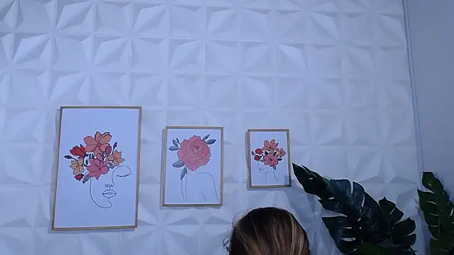 Valentinaa mature online show from March 2026 08:37:01 PM