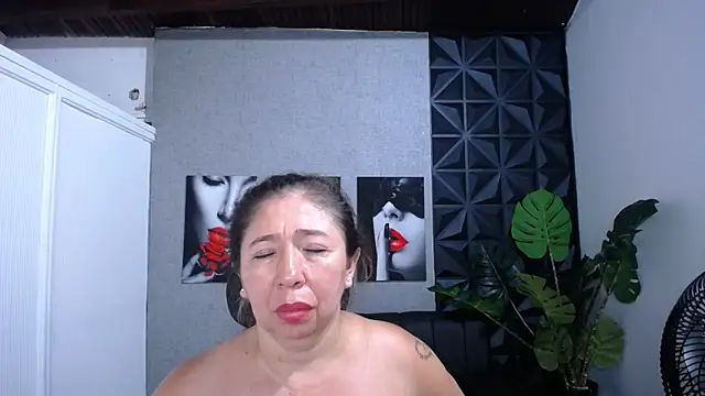 Snapshot of Valentinaa_mature chatting on May 2026 10:40:01 PM Valentinaa mature online show from May 2026 10:40:01 PM
