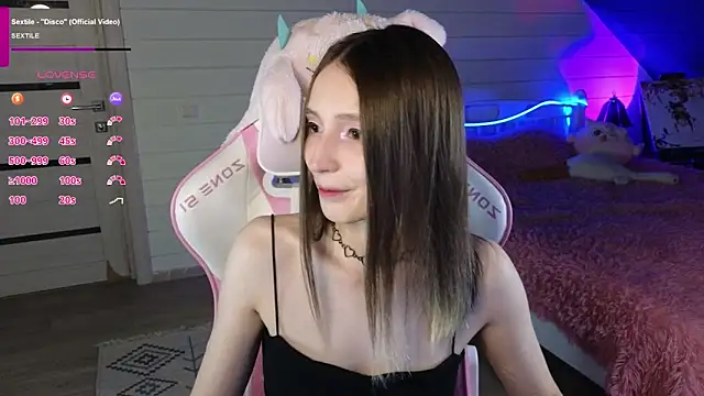 Snapshot of Evie_Ro chatting on June 2026 09:37:01 PM Evie Ro online show from June 2026 09:37:01 PM